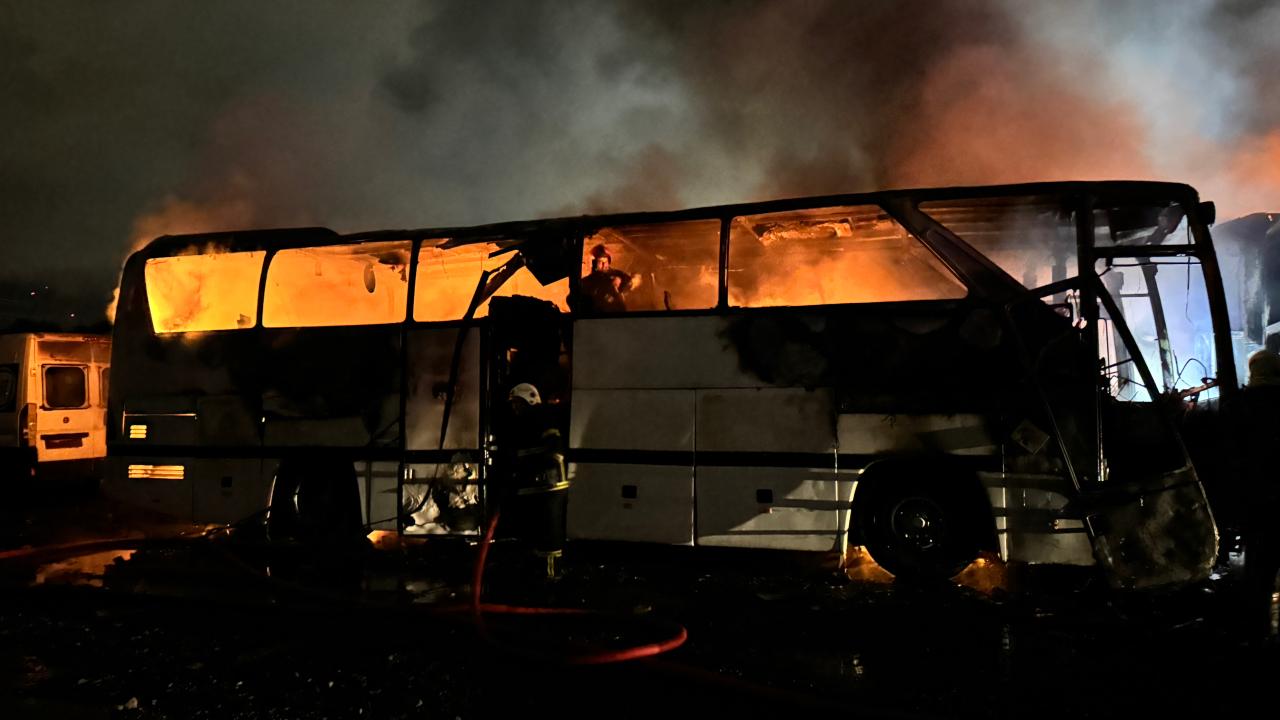 Kocaeli'de açık otoparkta çıkan yangında 14 toplu taşıma aracı yandı
