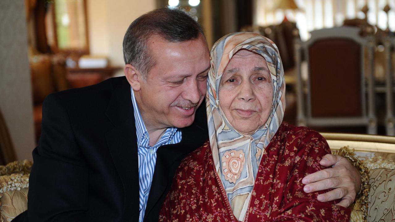 Cumhurbaşkanı Erdoğan&#039;dan Anneler Günü mesajı