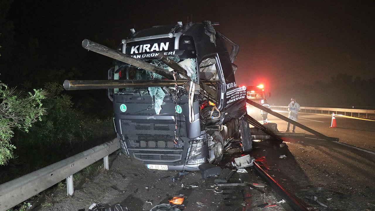Anadolu Otoyolu’nda feci kaza: Demir borular tırın ön camından çıktı