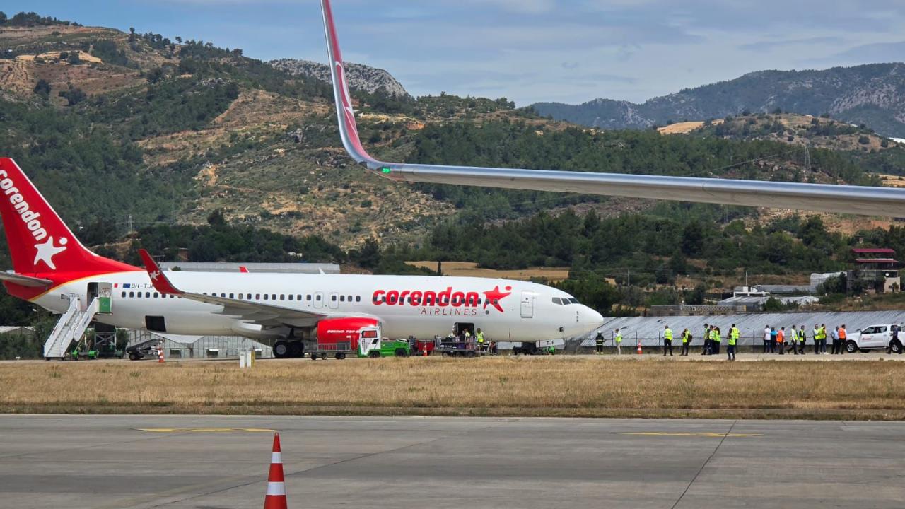 Antalya&#039;ya inen yolcu uçağının ön lastiği patladı
