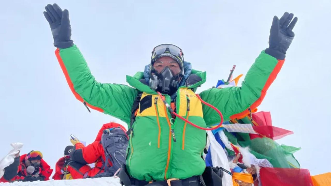 Nepalli dağcı Everest&#039;in zirvesine en çok çıkan kişi oldu