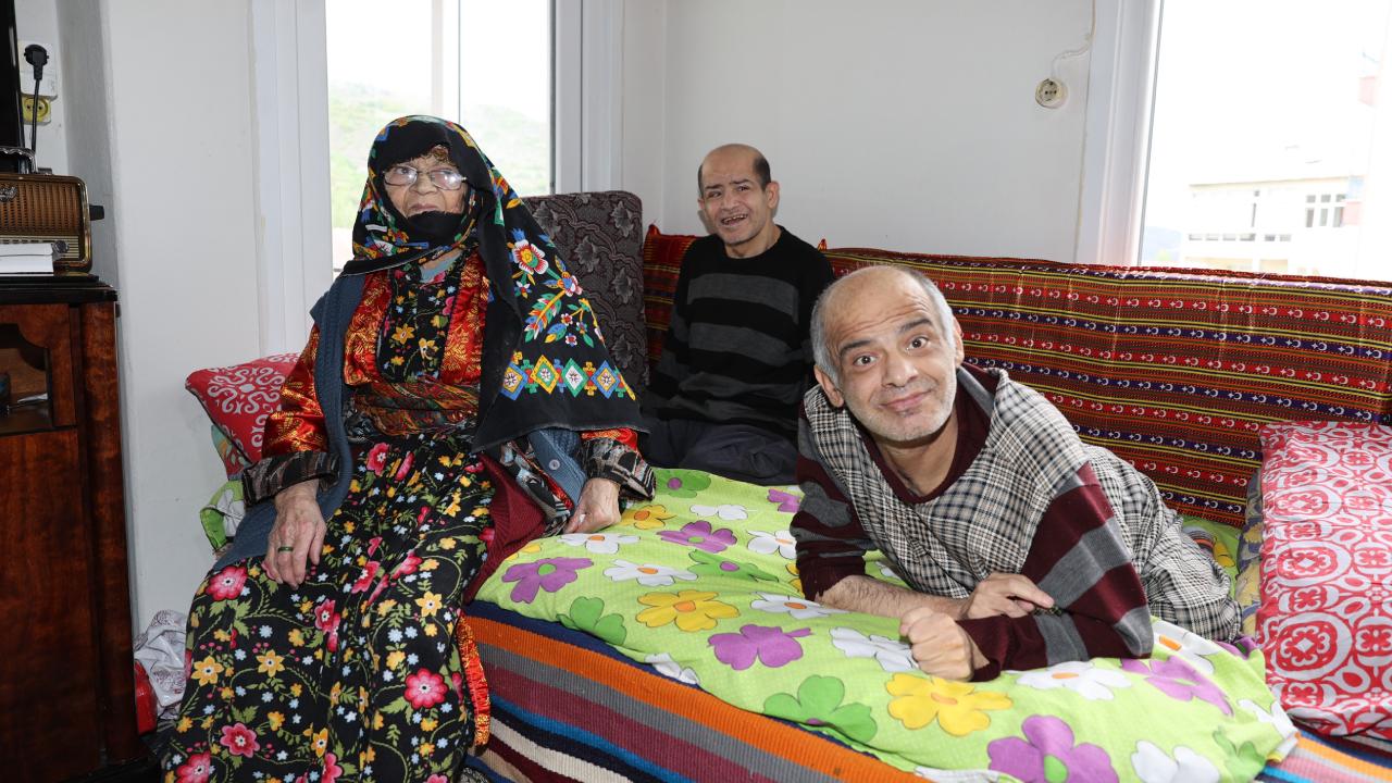 93 yaşındaki anne engelli çocuklarına gözü gibi bakıyor
