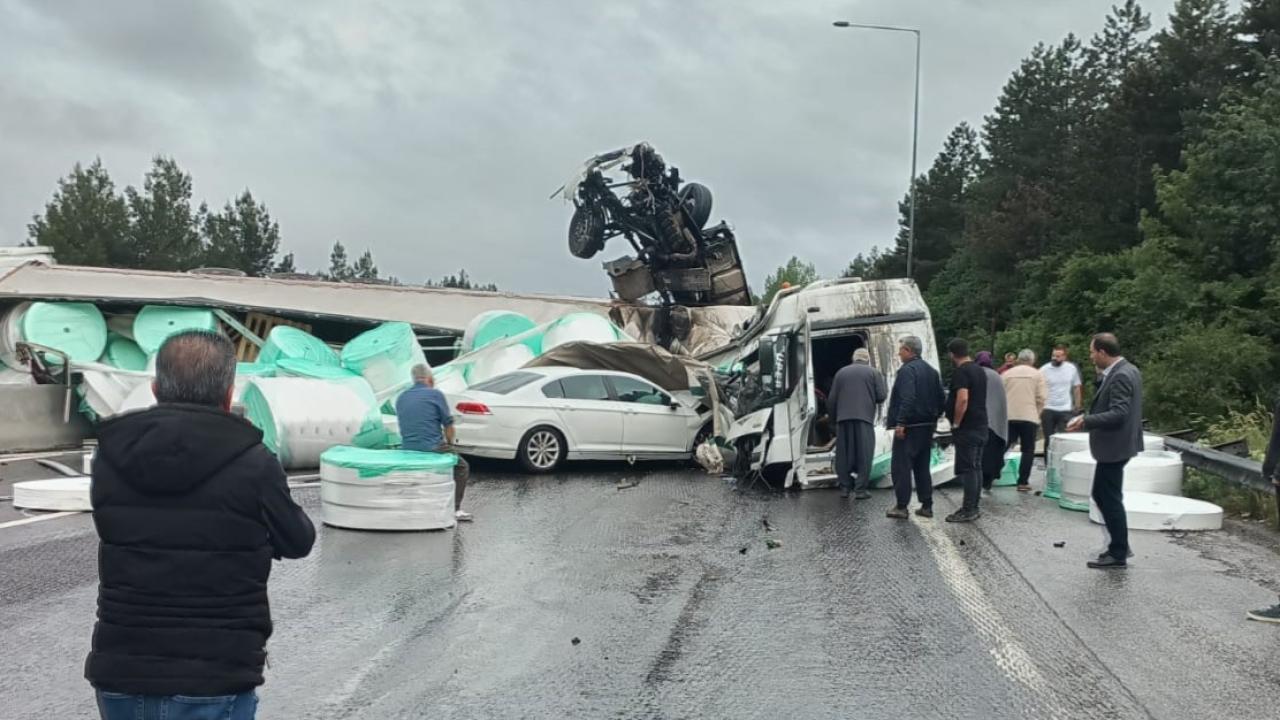 Adana&#039;da 7 araç birbirine girdi: 6 yaralı