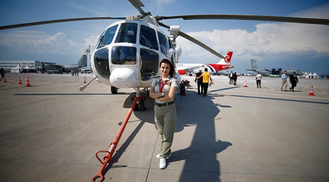 أول امرأة طيار هليكوبتر مكافحة الحرائق تركيا، يتحدى لهب