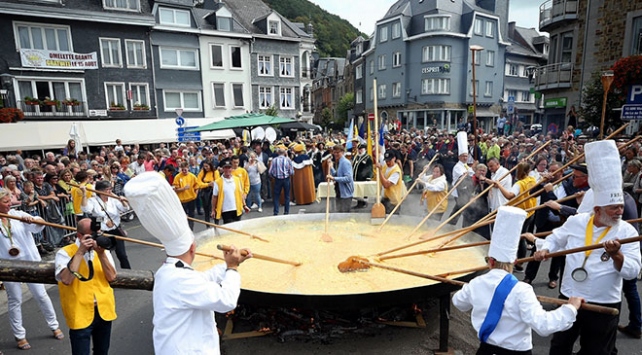 Belçika'da 10 bin yumurtalı dev omlet yapıldı