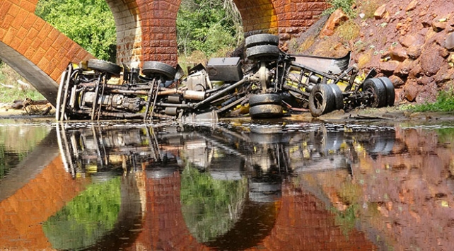 Karabükte kimyasal madde yüklü tanker köprüden düştü