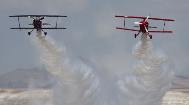 Akrobasi pilotu baba-kız uçaklarıyla gösteri yaptı