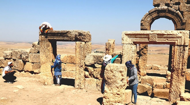 Zerzevan Kalesinde bin 700 yıllık kaya mezarlığı ve gizli geçit bulundu