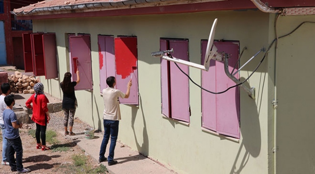 Diyarbakırda 13 öğretmen köy okulunu boyadı