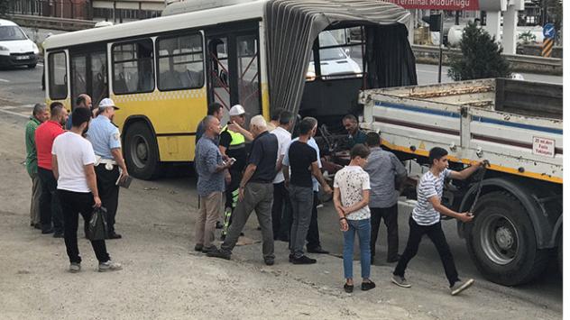 Belediye otobüsü refüje çarparak ikiye ayrıldı: 4 yaralı