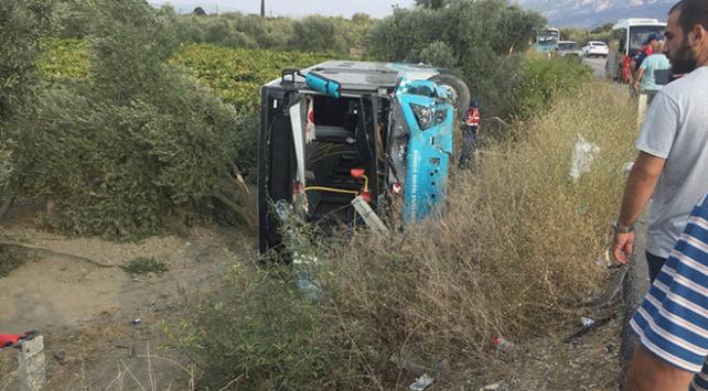 Manisada halk otobüsü ile otomobil çarpıştı: 24 yaralı