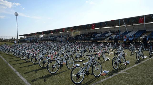 Kiliste okula başlayan 110 çocuğa bisiklet dağıtıldı