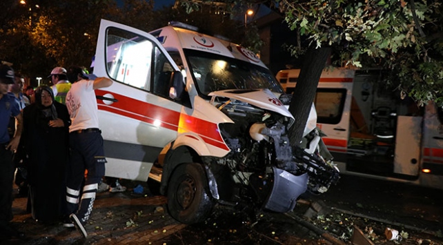 İstanbulda hasta taşıyan ambulans kaza yaptı: 6 yaralı