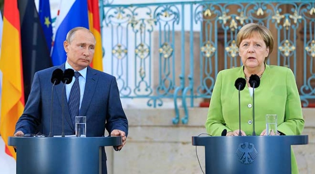 Rusya Devlet Başkanı Putin Merkel ile Suriyeyi görüştü