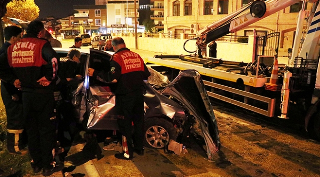 Aydında otomobil cami duvarına çarptı: 2 yaralı
