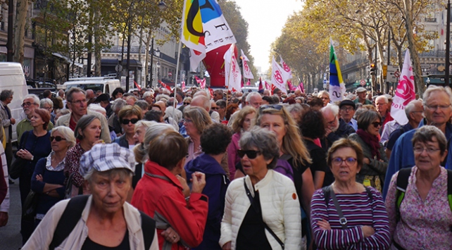 Fransada emekliler sokaklara döküldü