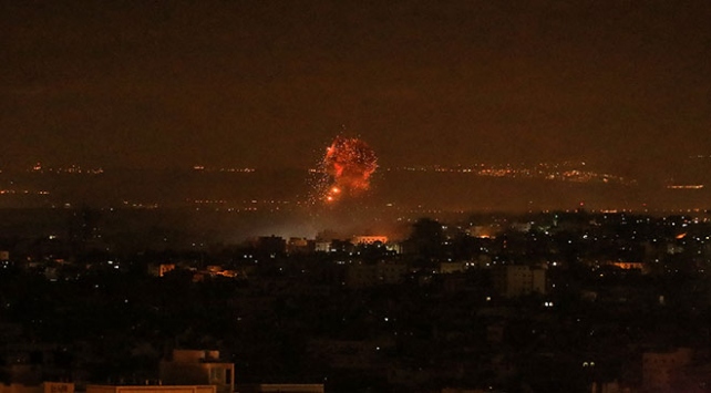 İsrail savaş uçakları Gazzeyi bombalıyor