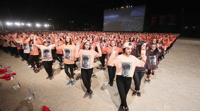 İzmirde 6 bin kişi zeybek oynayıp Atatürk figürü oluşturdu