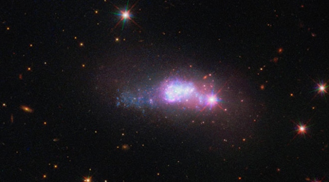 Hubble Teleskobu uzayın derinliklerindeki cüce galaksiyi fotoğrafladı