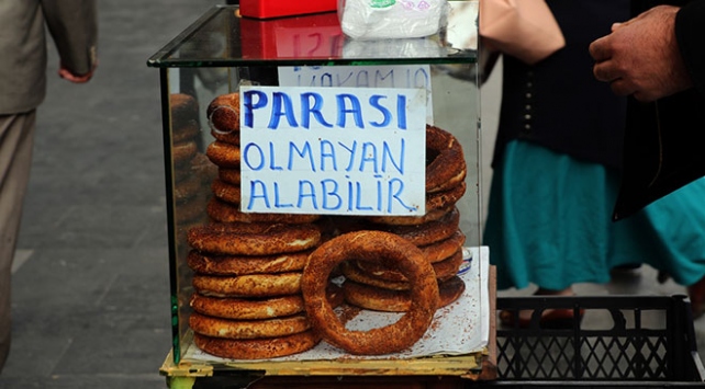 Diyarbakır sokaklarında parası olmayana ücretsiz simit veriliyor
