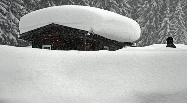 Avusturyada yoğun kar yağışı hayatı olumsuz etkiliyor