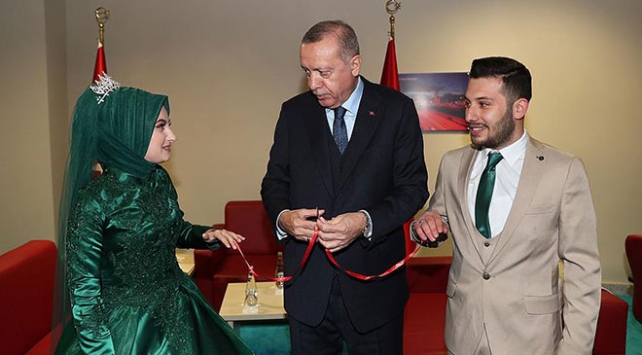 Cumhurbaşkanı Erdoğan Kocaelinde bir çiftin nişan yüzüklerini taktı
