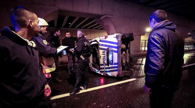 İstanbulda taksi kovalayan polis aracı devrildi: 2 polis yaralı